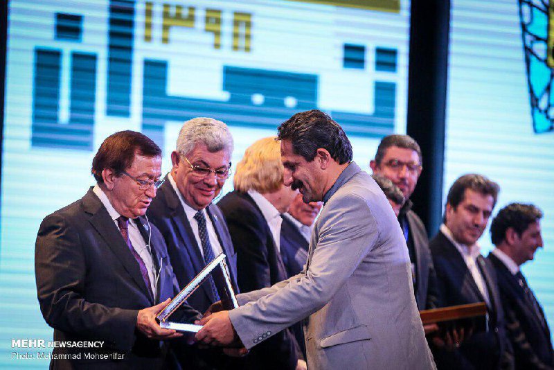 شهردار تبریز جایزه جهانی «خشت طلایی» را دریافت کرد